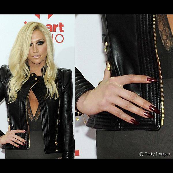 Para o iHeartRadio Music Festival, em 2013, Kesha usou unhas longas e arredondadas, neutralizando a aten??o com um esmalte vinho
